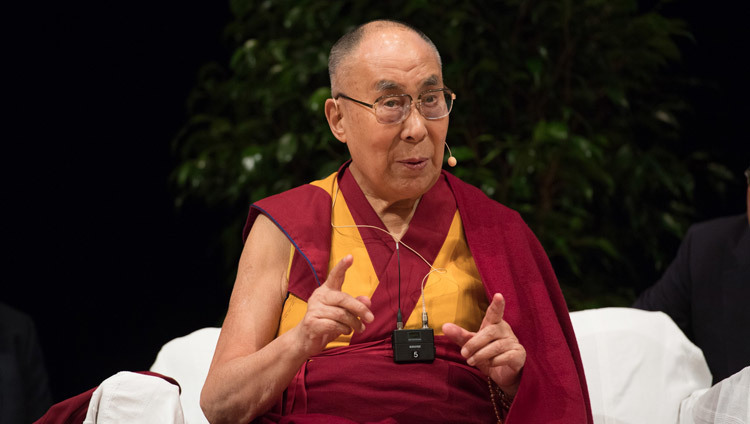 Дээрхийн Гэгээнтэн Далай Лам "Аз жаргал ба үүрэг хариуцлага" сэдэвт хуралд оролцож байгаа нь. Герман, Хайдэлберг. 2018.09.20. Гэрэл зургийг Мануел Бауер.