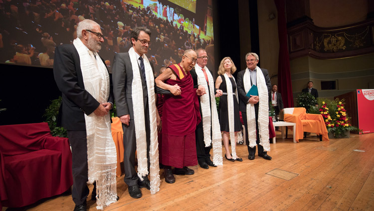 Дээрхийн Гэгээнтэн Далай Лам "Аз жаргал ба үүрэг хариуцлага" сэдэвт хуралд илтгэл тавьсан эрдэмтдийн хамт. Герман, Хайдэлберг. 2018.09.20. Гэрэл зургийг Мануел Бауер.