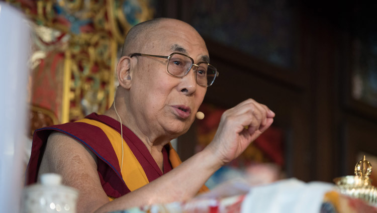 Дээрхийн Гэгээнтэн Далай Лам зочид буудалдаа сэтгүүлчдийг хүлээн авч уулзав. Швейцарь, Цюрих. 2018.09.21. Гэрэл зургийг Мануэл Бауэр.