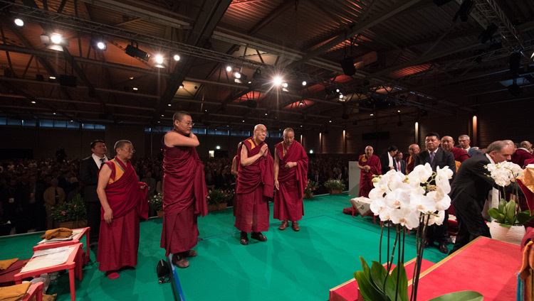 Дээрхийн Гэгээнтэн Далай Лам Еулахаллд хүрэлцэн ирээд Бурхан Багшийн дүрийн өмнө залбирал үйлдэж байгаа нь. Швейцарь, Винтертур. 2018.09.22. Гэрэл зургийг Мануэл Бауэр.