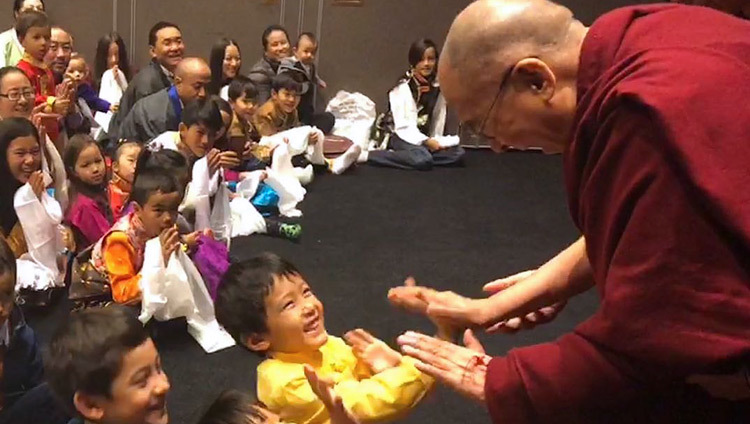 Дээрхийн Гэгээнтэн Далай Лам уулзалтын өмнө хүүхдүүдтэй тоглож байгаа нь. Швейд, Малмо. 2018.09.12. Гэрэл зургийг Цэдэн Самдуб