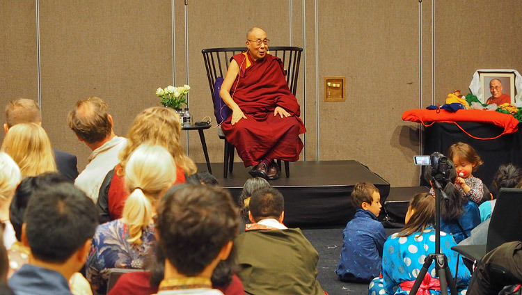 Дээрхийн Гэгээнтэн Далай Лам төвөд иргэд болон Тэвөдийг дэмжигч иргэдтэй уулзаж байгаа нь. Швейд, Малмо. 2018.9.13. Гэрэл зургийг Жереми Рассел