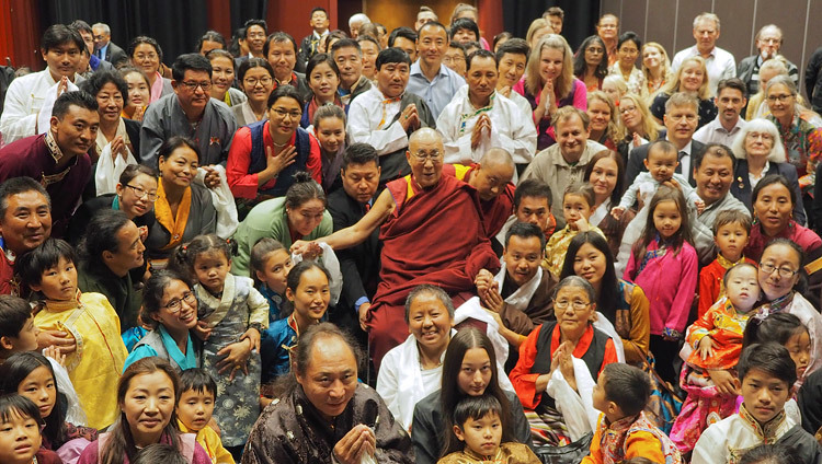 Дээрхийн Гэгээнтэн Далай Лам төвөд иргэд болон Төвөдийг дэмжигч бүлгийн гишүүдийн хамт. Швейд, Малмо. 2018.9.13. Гэрэл зургийг Жереми Рассел