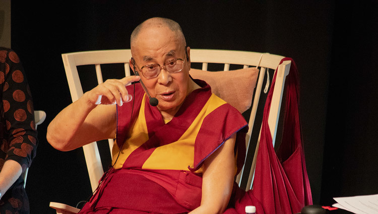 Дээрхийн Гэгээнтэн Далай Лам оюутнуудад яриа хийж байгаа нь. Швейд, Малмо. 2018.9.13. Гэрэл зургийг Эрик Тёрнер /IM