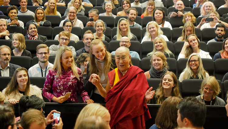 Дээрхийн Гэгээнтэн Далай Лам оюутнуудтай хамт зургаа авахуулж байгаа нь. Швейд, Малмо, 2018.9.13. Гэрэл зургийг Жереми Рассел