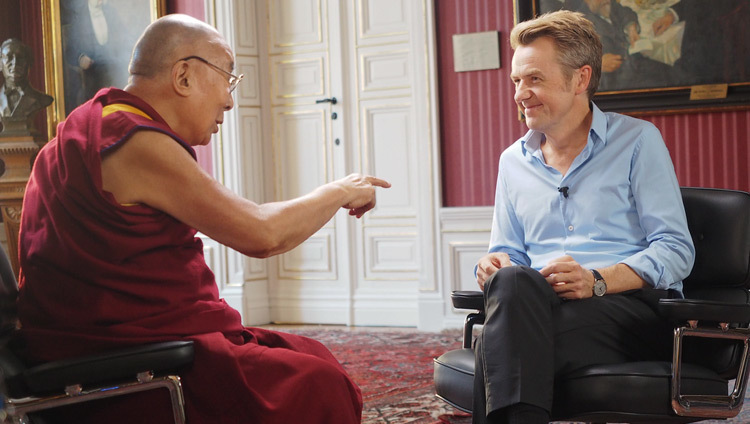 Дээрхийн Гэгээнтэн Далай Лам Фредрик Скавланд ярилцлага өгч байгаа нь. Швейд, Малмо. 2018.9.13. Гэрэл зургийг Жереми Рассел
