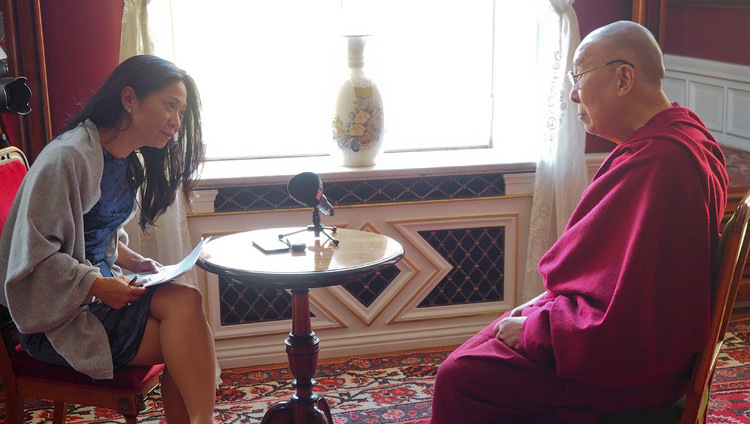 DI-Weekend сэтгүүлийн сурвалжлагч Жоанна Салдерт Дээрхийн Гэгээнтэн Далай Ламаас ярилцлага авч байгаа нь. Швейд, Малмо. 2018.9.13. Гэрэл зургийг Жереми Рассел