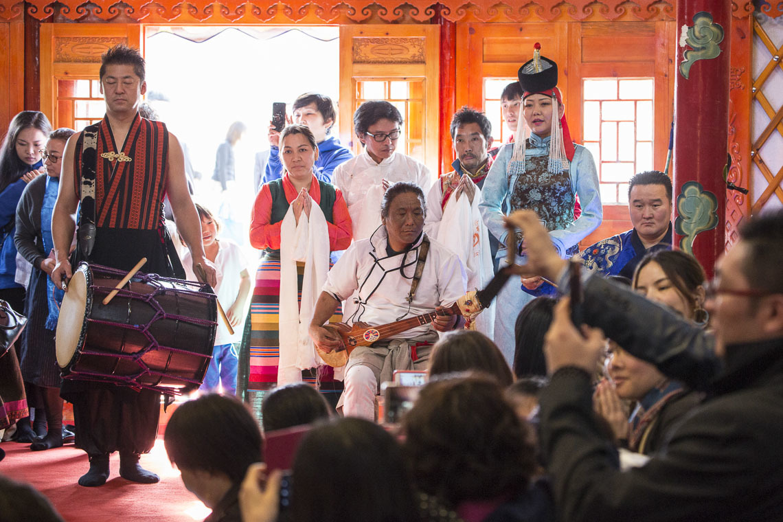 Төвөд, Монголын уран бүтээлчид Дээрхийн Гэгээнтэн Далай Ламд дуун тахил өргөв. Япон, Чиба. 2018.11.18. Гэрэл зургийг Тэнзчин Жигмэ.