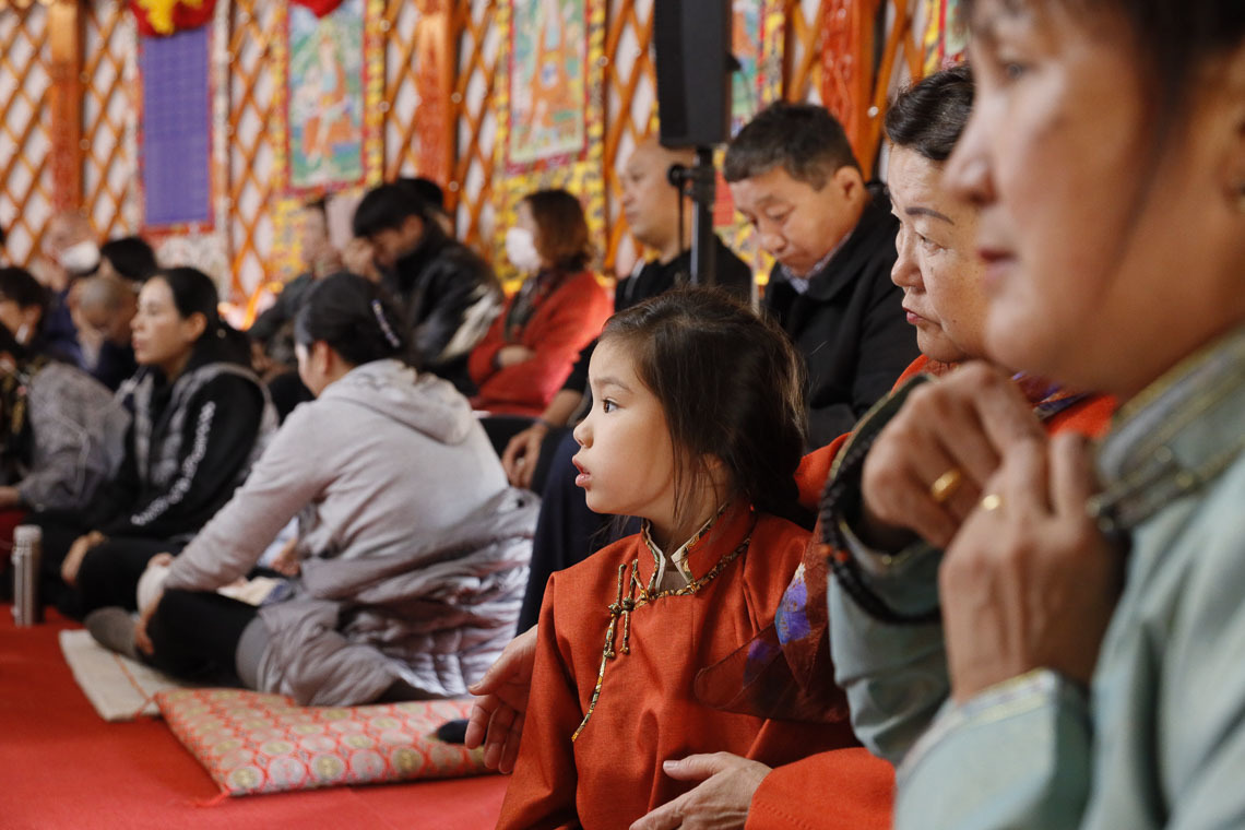 Дээрхийн Гэгээнтэн Далай Ламын айлдварыг сонсож буй монголчууд. Япон, Чиба. 2018.11.18. Гэрэл зургийг Тэнзин Жигмэ.