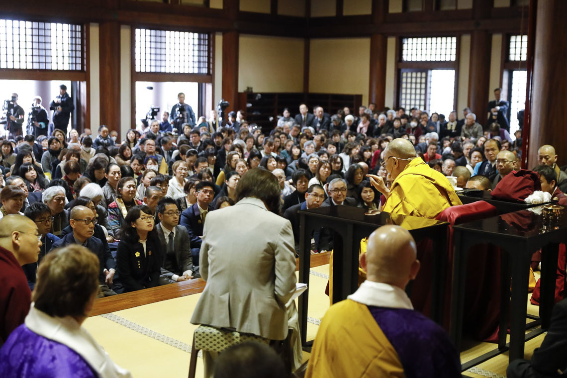 Дээрхийн Гэгээнтэн Далай Лам Точёожи сүмд олон нийтэд яриа хийж байгаа нь. Япон, Фукуока. 2018.11.22. Гэрэл зургийг Тэнзин Жигмэ.