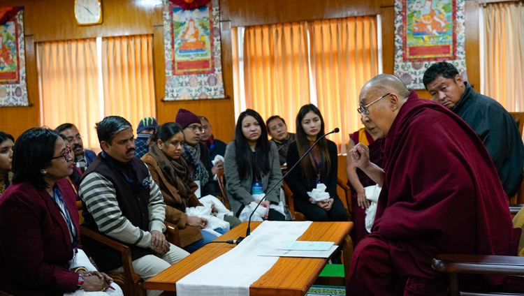 Дээрхийн Гэгээнтэн Далай Лам Энэтхэгийн залуу эрдэмтэдтэй уулзаж байгаа нь. Энэтхэг, ХП, Дарамсала 2019.01.24. Гэрэл зургийг Тэнзин Жампел