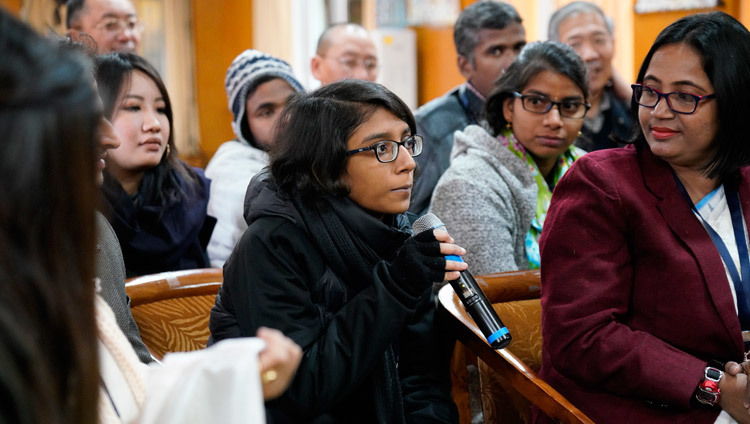 Энэтхэгийн залуу эрдэмтэд Дээрхийн Гэгээнтэн Далай Ламаас асуулт асууж байгаа нь. Энэтхэг, ХП, Дарамсала. 2019.01.24. Гэрэл зургийг Тэнзин Жампел.