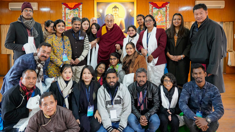 Дээрхийн Гэгээнтэн Далай Лам Энэтхэгийн залуу эрдэмтдийн хамт. Энэтхэг, ХП, Дарамсала. 2019.01.24. Гэрэл зургийг Тэнзин Жампел.