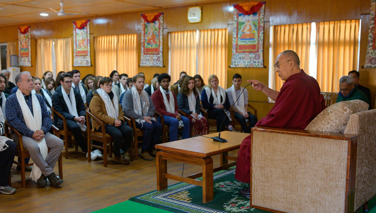 Дээрхийн Гэгээнтэн Далай Лам Израли болон Америкийн оюутнуудыг хүлээн авч уулзаж байгаа нь. Энэтхэг, ХП, Дарамсала. 2019.01.28. Гэрэл зургийг Тэнзин Чойжор.