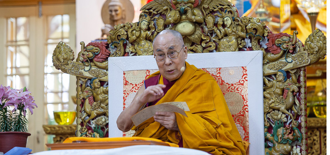 Номын айлдварын хоёр дахь өдөр Дээрхийн Гэгээнтэн Далай Лам “Мөрийн гурван эрхэм” номыг тайлбарлан айлдаж байгаа нь. 2019.05.11. Энэтхэг, ХП, Дарамсала.  Гэрэл зургийг Лувсан Цэрин.