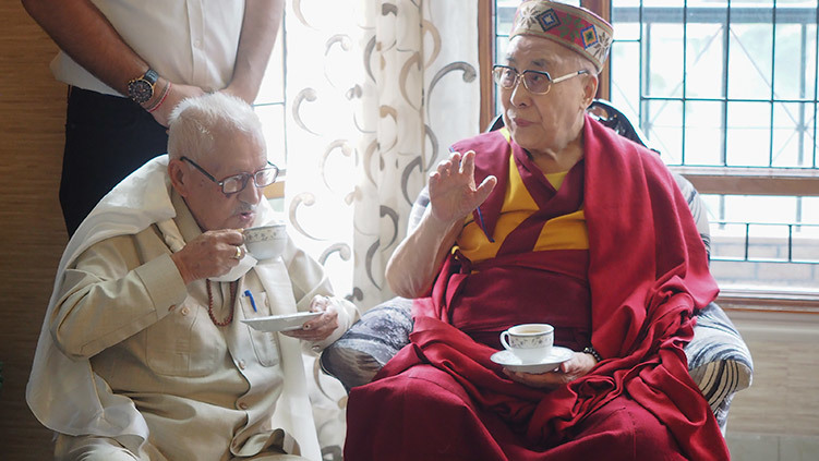 Дээрхийн Гэгээнтэн Далай Лам хуучин андындаа зочилж цай ууж байгаа нь. Энэтхэг, ХП, Манали. 2019.08.09. Гэрэл зургийг Жерреми Рассел.