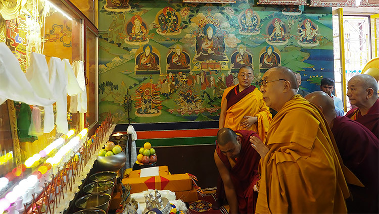 Дээрхийн Гэгээнтэн Далай Лам Он Аари дацангийн дуганы шүтээнд мөргөн залбирав. 2019.08.23. Энэтхэг, ХП, Манали. Зургийг Жерреми Рассел