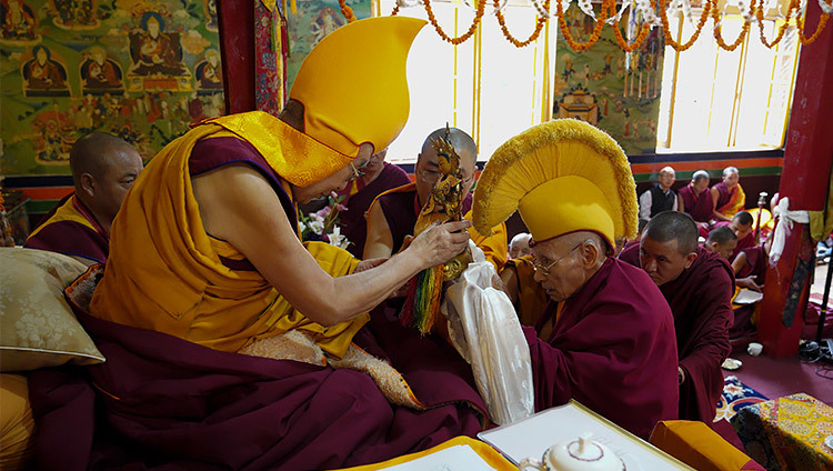 Дээрхийн Гэгээнтэн Далай Ламд Бат Оршил өргөх ёслол үйлдэж байгаа нь. Энэтхэг, ХП, Манала.2019.08.23. Зургийг Тэнзин Жампел