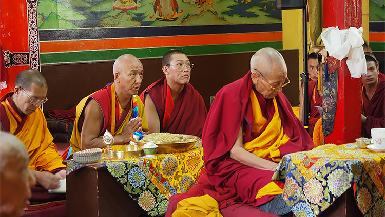 Дээрхийн Гэгээнтэн Далай Ламын айлдварыг сонсож буй лам хуврагууд. Энэтхэг, ХП, Манали. 2019.08.23. Зургийг Жереми Рассел