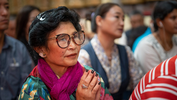 Дээрхийн Гэгээнтэн Далай Ламын номын айлдварт сууж буй сүсэгтнүүд. Энэтхэг, ХП, Дарамсала. 2019.09.06. Гэрэл зургийг Маттел Пассигато