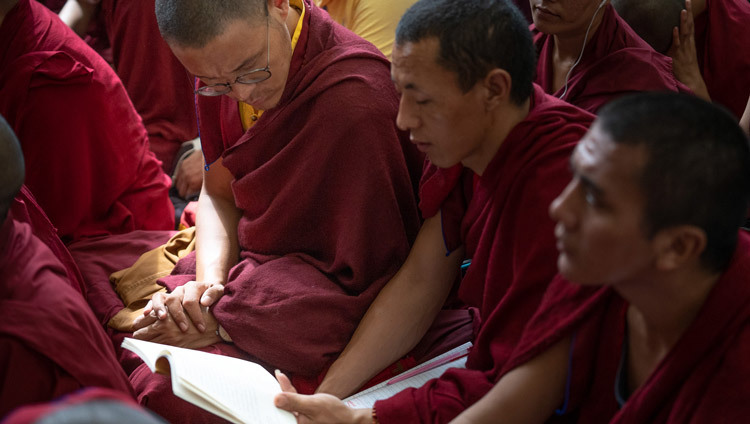 Лам хуврагууд Дээрхийн Гэгээнтэн Далай Ламын номыг айлдварт сууж байгаа нь.  Энэтхэг, ХП, Дарамсала. 2019.09.06. Гэрэл зургийг Маттел Пассигато