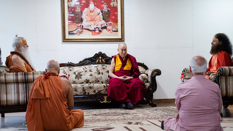 Дээрхийн Гэгээнтэн Далай Лам бусад шашны төлөөлөл нарын хамт бясалгал хийж байгаа нь. Энэтхэг, УП, Мадура. 2019.09.23. Гэрэл зургийг Тэнзин Чойжор.
