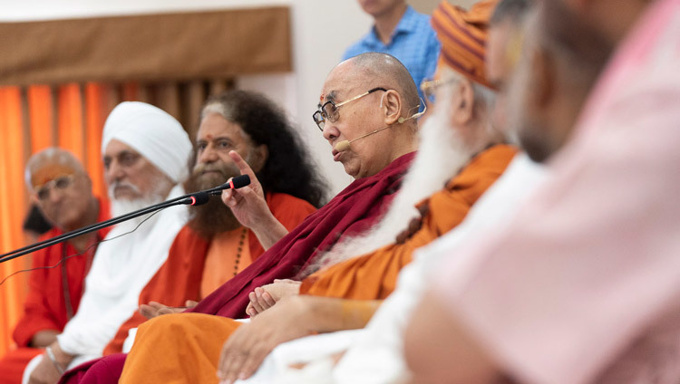 Дээрхийн Гэгээнтэн Далай Лам тус ашрамын гишүүдэд үг хэлж байгаа нь. Энэтхэг, УП, Мадура. 2019.09.23. Гэрэл зургийг Тэнзин Чойжор.