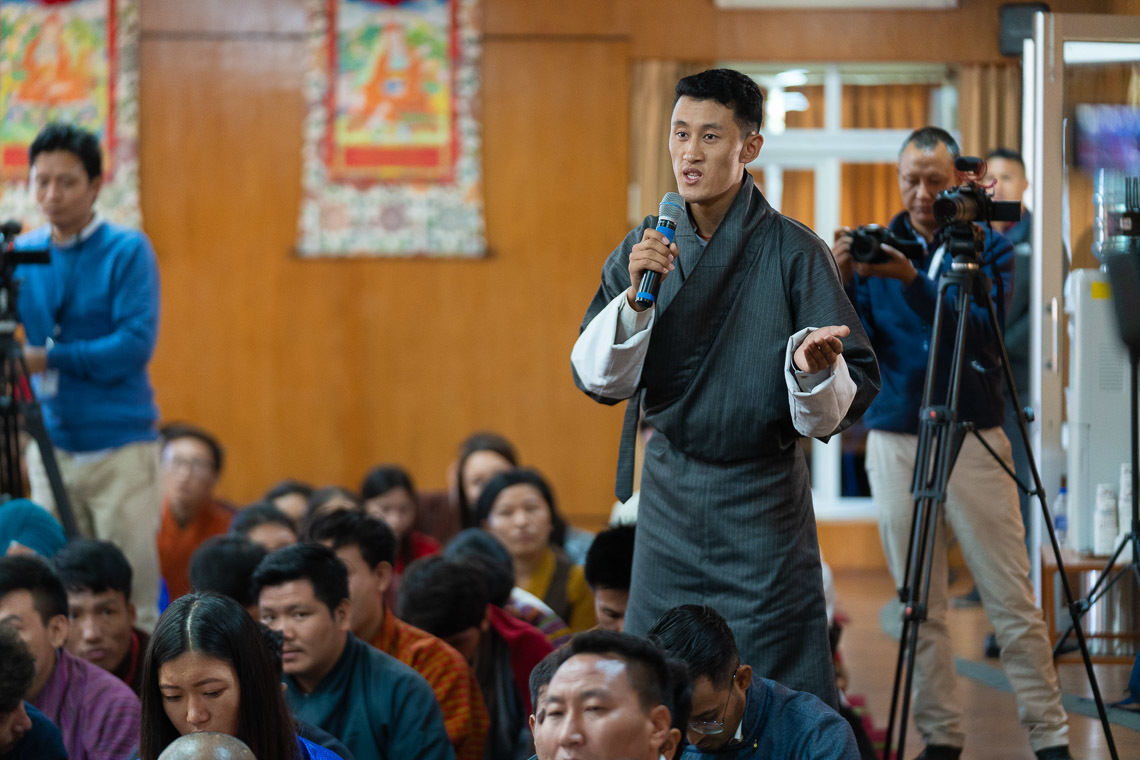 Дээрхийн Гэгээнтэн Далай Ламаас уулзалтын үеэр асуулт асууж буй оюутан. Энэтхэг, ХП, Дарамсала. 2019.10.25. Зургийг Тензин Чойжор.