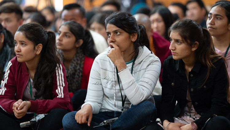 Дээрхийн Гэгээнтэн Далай Ламын яриаг сонсож буй оюутнууд. Энэтхэг, ХП, Дарамсала. 2019.10.25. Зургийг Тэнзин Чойжор.