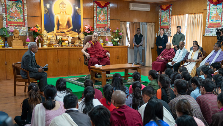 Дээрхийн Гэгээнтэн Далай Лам Хойд Энэтхэгийн их сургуулиудын оюутнуудтай ярилцаж байгаа нь. 2019.10. 25. Зургийг Тэнзин Чойжор.
