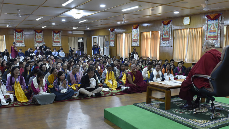 Дээрхийн Гэгээнтэн Сикким мужийн Гангток хотын Вайрочана Буддын Институтын 185 гишүүдтэй уулзаж байгаа нь. Энэтхэг, ХП, Дарамсала. 2019.10.21. Гэрэл зургийг Тэнзин Дамчой.