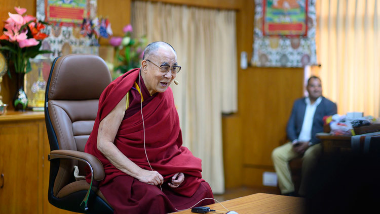 Дээрхийн Гэгээнтэн Далай Лам Залуу ерөнхийлөгчдийн байгууллагын (ЗЕБ) Балбын бүлгийн гишүүдтэй ярилцах үеэрээ оролцогчдын асуултанд хариулж байгаа нь. Энэтхэг, ХП, Дармасала. 2019.11.13. Гэрэл зургийг Тэнзин Чойжор