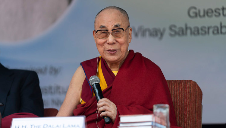 Дээрхийн Гэгээнтэн Далай Лам доктор Сарвепалли Радхакришнаны дурсгалд зориулсан баярт оролцон илтгэл тавьж байгаа нь. Энэтхэг, Шинэ Дели. 2019.11.21. Гэрэл зургийг Тэнзин Чойжор.