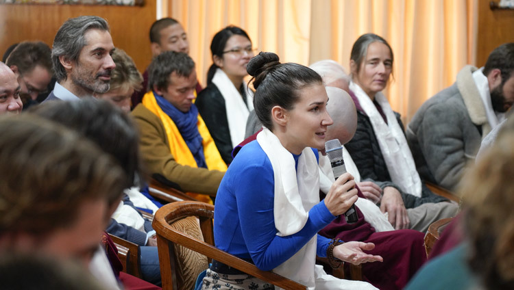 Төвөд судлалын оюутнууд Дээрхийн Гэгээнтэн Далай Ламаас асуулт асууж байгаа нь. Энэтхэг, ХП, Дарамсала. 2019.12.02. Зургийг Тэнзин Жампел.