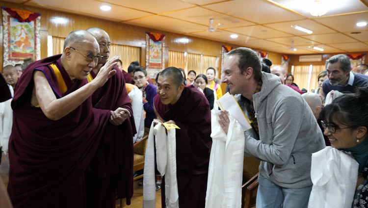 Дээрхийн Гэгээнтэн Далай Лам Төвөд судлалын оюутнуудтай уулзахаар хүрэлцэн ирж байгаа нь. Энэтхэг, ХП, Дарамсала. 2019.12.02. Зургийг Тэнзин Жампел.