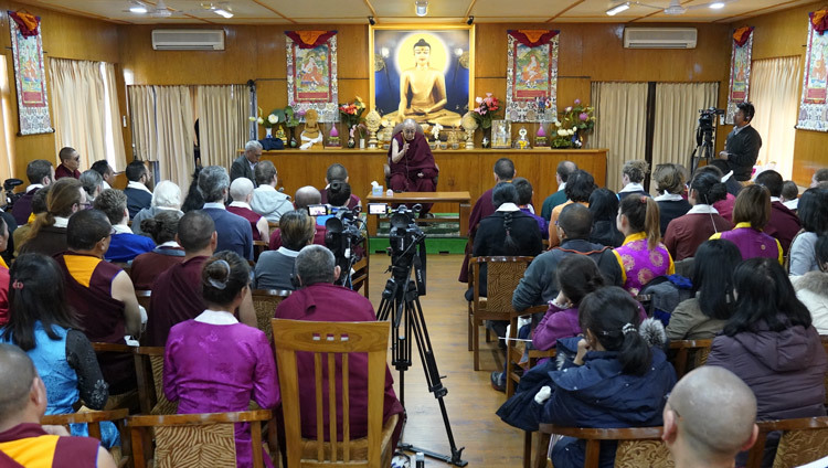 Дээрхийн Гэгээнтэн Далай Лам Төвөд судлалын оюутнуудтай уулзаж байгаа нь. Энэтхэг, ХП, Дарамсала. 2019.12.02. Зургийг Тэнзин Жампел.