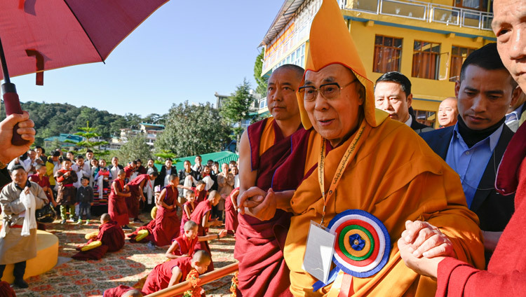 Дээрхийн Гэгээнтэн Далай Лам Кирти Жеба дацанд хүрэлцэн ирлээ. Энэтхэг, ХП, Дарамсала. 2019.12.07. Зургийг Мануэль Бауэр.