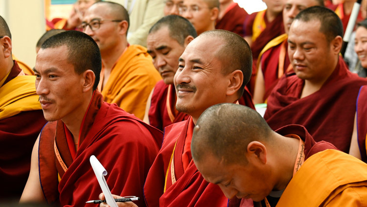 Симпозиумын үеэр Дээрхийн Гэгээнтэн Далай Ламыг оролцогчид сонсож байгаа нь. 2019.12.7. Энэтхэг ХП, Дарамсала. Зургийг Мануэл Бауэр.
