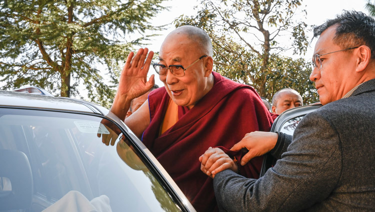 Дээрхийн Гэгээнтэн Далай Лам симпозиумын нээлтийн үйл ажиллагааны төгсгөлд цугларсан олон руу хандан гараараа даллан мэндчилсээр өргөө рүү гээ хөдөллөө. 2019.12.07. Энэтхэг ХП, Дарамсала. Зургийг Мануэль Бауэр.