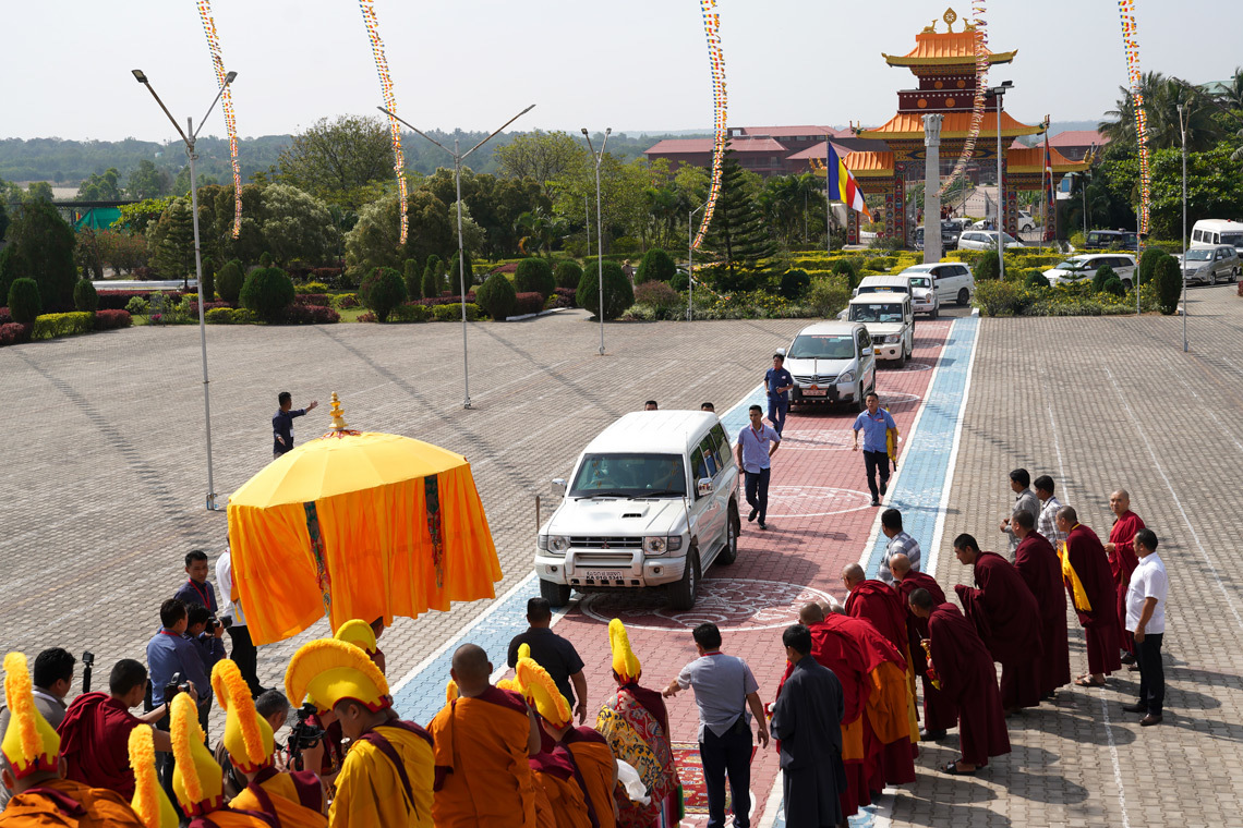 Дээрхийн Гэгээнтэн Далай Лам Брайбун Лосалин дацанд морилон ирж байгаа нь. Энэтхэг, Карнатака, Мундгод. 2019.12.15. Гэрэл зургийг Лобсанцэрин.