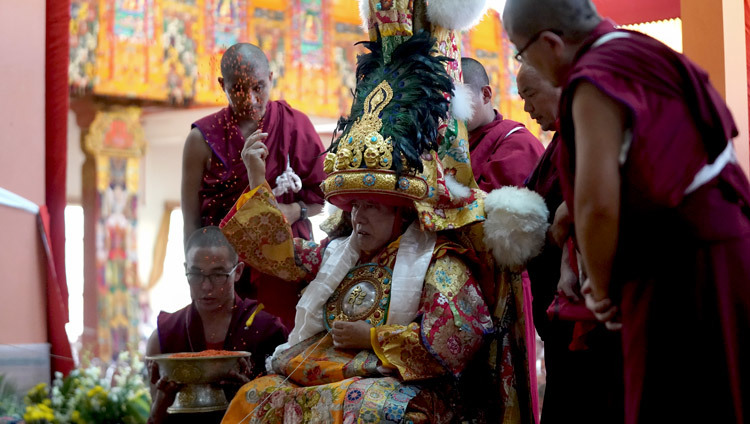 Гандан Жанзэ дацанд Дээрхийн Гэгээнтэн Далай Ламд зориулсан Бат оршил өргөх ёслолын үер Найчун Чойжон адисласан арвайн үрийг цацаж байгаа нь. Энэтхэг, Карнатака, Мундгод. 2019.12.22. Гэрэл зургийг Лувсан Цэрэн
