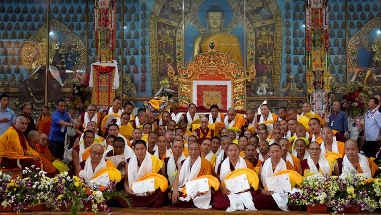 Дээрхийн Гэгээнтэн Далай лам Гандан Жанзэ дацанд шинээр төгссөн гэвш, лхаарамба нартай зураг авахуулж байгаа нь. Энэтхэг, Карнатака, Мундгод. 2019.12.22. Гэрэл зургийг Лувсан Цэрэн