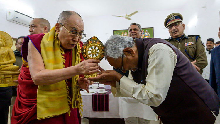 Дээрхийн Гэгээнтэн Далай Лам Бихарын ерөнхий сайдын өргөөнд болсон уулзалтын төгсгөлд Ерөнхий сайд Нити Кумарт хүрд дурсгаж байгаа нь. Энэтхэг, Бихар, Патна. 2020.01.17. Гэрэл зургийг Лувсан Цэрин.