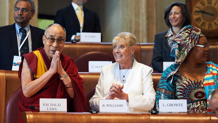 Дээрхийн Гэгээнтэн Далай Лам, Бетти Уилиамс нар Итали улсын Ром хотноо болсон Нобелийн энхтайвны шагналтнуудын дэлхийн дээд хэмжээний 14 дэх удаагийн уулзалтын үеэр. 2014.12.14. Гэрэл зургийг Оливье Адам.