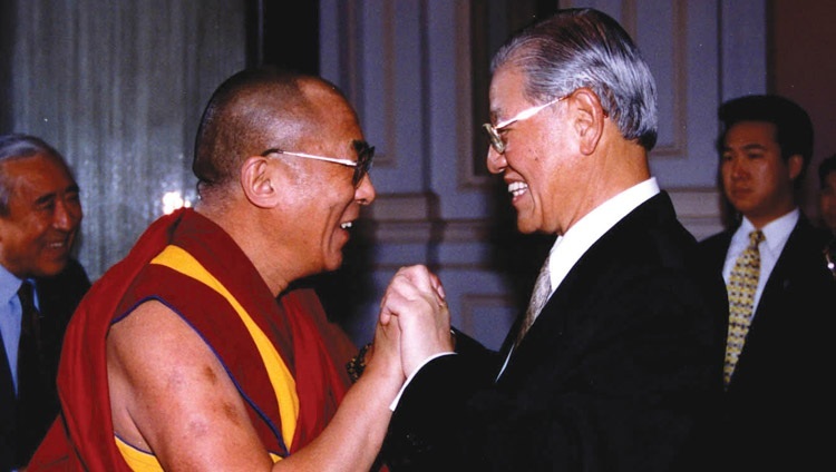 Дээрхийн Гэгээнтэн Далай Лам Тайваний ерөнхийлөгч Ли Тэн Хуйтай хамт. 1997.3. 27. Тайвань улс, Тайпей хот.