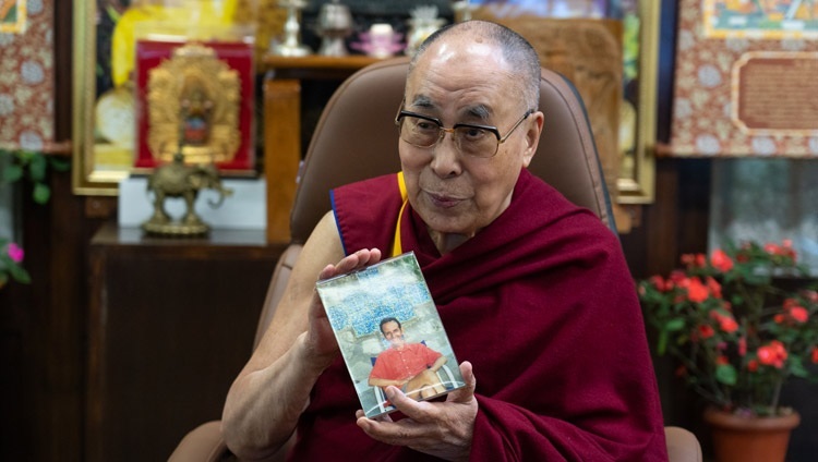 Дээрхийн Гэгээнтэн Далай Лам Франциско Варелагийн зургийг танилцуулж байгаа нь. Энэтхэг, ХП, Дарамсала. 2020.09.17. Зургийг Тэнзин Жампел.