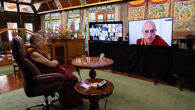 Матью Рикард хэлэлцүүлгийн үеэр Дээрхийн Гэгээнтэн Далай Ламаас асуулт асууж байгаа нь. Энэтхэг, ХП, Дарамсала. 2020.09.17. Зургийг Тэнзин Жампел.