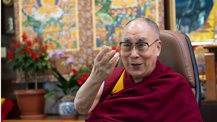 Дээрхийн Гэгээнтэн Далай Лам “Энэрэл нигүүлсэл - Ислам ба буддизмын нийтлэг үнэт зүйлс”-ийн талаарх ярилцлагын үеэр оролцогчдод хандан үг хэлж байгаа нь. Энэтхэг, ХП, Дармасала. 2020.09.28. Зургийг Тэнзин Жампел.