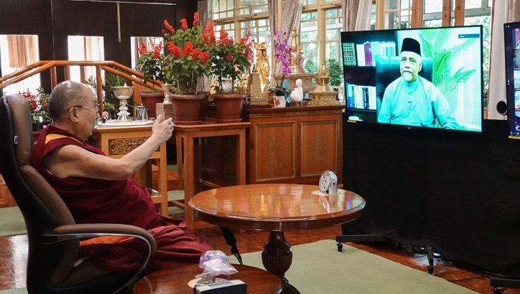 Дээрхийн Гэгээнтэн Далай Лам профессор Эмеритус Датук Осман Бакартай Энэрэл нигүүлсэл - Ислам ба Буддизмын нийтлэг үнэт зүйлсийн талаарх ярилцлагын үеэр түүний асуултанд хариулж байгаа нь. Энэтхэг, ХП, Дармасала. 2020.09.28. Зургийг Тэнзин Жампел.