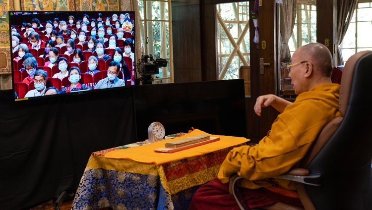 Дээрхийн Гэгээнтэн Далай Лам Тайваний сүсэгтнүүдэд цахим сүлжээгээр дамжуулан номын айлдвар айлдаж байгаа нь. Энэтхэг, ХП, Дарамсала. 2020.10.02. Зургийг Тэнзин Жампел.